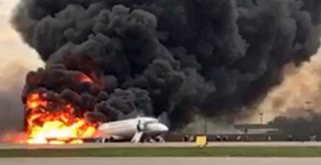 05/05/2019.- El avión Sukhoi Superjet 100 arde tras efecturar un aterrizaje de emergencia en el aeropuerto Sheremétievo de Moscú. EFE/EPA/Comité de Investigación Ruso