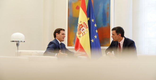 El líder de Ciudadanos, Albert Rivera, con el presidente del Gobierno en funciones, Pedro Sanchez, en su encuentro en el Palacio de la Moncloa, tras las elecciones del 28-A. REUTERS/Susana Vera