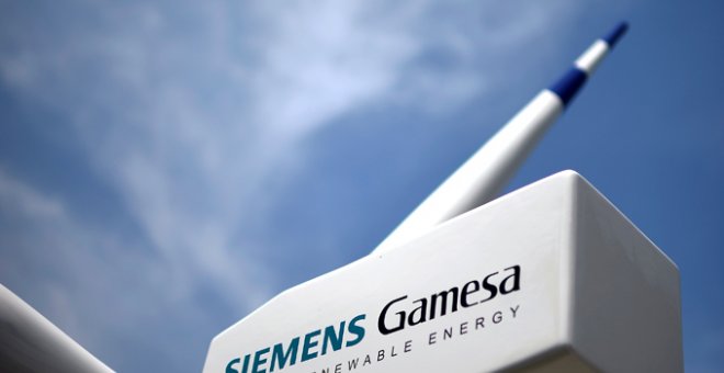 Un modelo de aerogenerador con el logo de Siemens Gamesa, en la sede de la compañía en la localidad vizcaína de  Zamudio. REUTERS/Vincent West