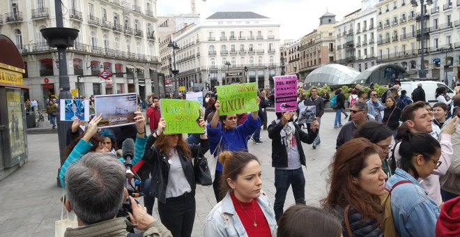 Un grupo de manifestantes boicotea la charanga de despedida de Miki antes de irse a Eurovisión. Twitter/@BDSMadrid