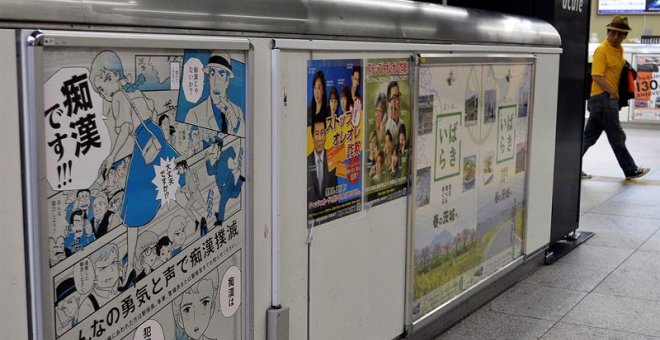 Cartel situado en una estación de tren del oeste de Tokio (Japón) en el que se especifica que "el acoso sexual es un delito". Una reciente serie de fallos de inocencia en casos de violación en Japón ha generado polémica y reavivado el debate sobre la ambi