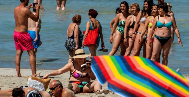 Numerosos bañistas se refrescan en Llucmajor, donde se han registrado altas temperaturas . -EFE/CATI CLADERA