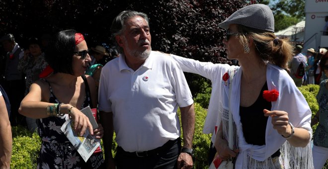 15/5/2019.- El candidato del PSOE a la alcaldía de Madrid, Pepu Hernández, conversa con dos personas durante el recorrido que realizó este miércoles en el parque de San Isidro.- EFE