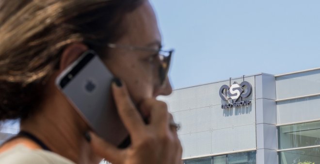 28/08/2016 - Una mujer habla por teléfono frente al edificio de la empresa de espionaje israelí NSO Group en Herzliya, cerca de Tel Aviv. / AFP