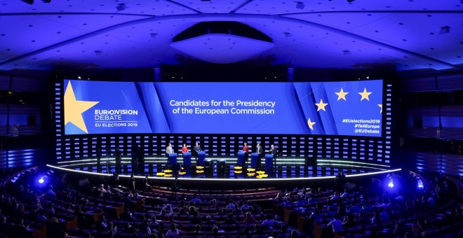Vista de los principales candidatos a la Presidencia de la Comisión Europea durante su debate en el hemiciclo del Parlamento Europeo y retransmitido por Eurovisión. EFE / OLIVIER HOSLET