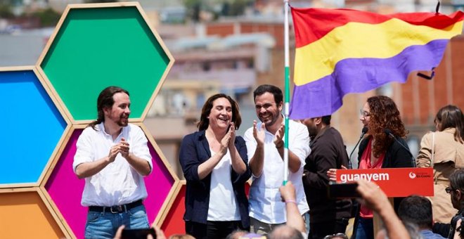 Pablo Iglesias y Alberto Garzón acompañan a la alcaldesa Ada Colau en el mitin de Barcelona / EFE Alejandro García