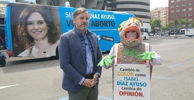 Ignacio Arsuaga, presidente de la asociación ultra Hazte Oír, posa delante del autobús que ha fletado contra Isabel Díaz Ayuso. (EP)