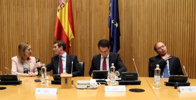 El presidente del PP, Pablo Casado,2ºiz., la presidenta en funciones del Congreso,Ana Pastor, el secretario general del PP,Teodoro Garcia Egea,c., y el presidente en funciones del Senado, Pío Garcia Escudero.,d., durante la primera reunión de los grupos p