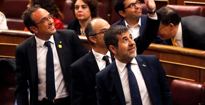 Los diputados electos catalanes en prisión preventiva Jose Rull, Jordi Turull, y Jordi Sánchez, en los escaños del Congreso de los Diputados. - EFE