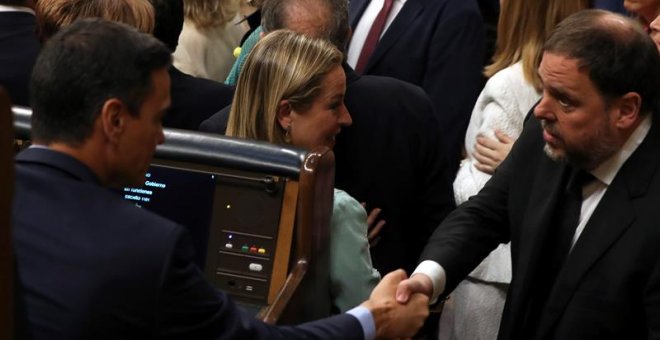 El presidente del Gobierno en funciones, Pedro Sánchez (i), saluda al diputado electo en prisión preventiva de ERC Oriol Junqueras, durante la sesión constitutiva de las nuevas Cortes Generales que se celebra este martes en el Congreso de los diputados de