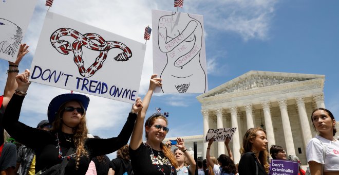 21/05/2019 - Activistas por los derechos al aborto se reúnen frente a la Corte Suprema de los EEUU, el 21 de mayo de 2019. REUTERS/ Kevin Lamarque