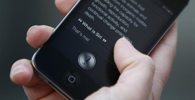 Teléfono móvil con Siri. Reuters