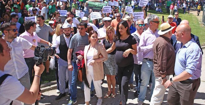 Activistas por el derecho a la vivienda de Madrid, durante el escrache en la feria de San Isidro a los candidatos de Ciudadanos por rechazar la ILP de vivienda de la PAH.- PAH MADRID