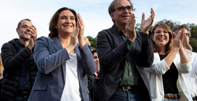 La alcaldesa de Barcelona y candidata a la reelección, Ada Colau, junto a los candidatos Joan Subirats (d), Gerardo Pisarello (c) y Janet Sanz (d) participan en el acto central de campaña de Barcelona en Comú. /EFE