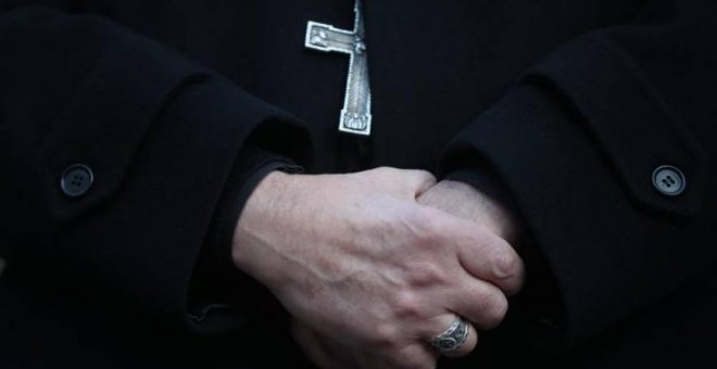 Detalle de las manos de un sacerdote.- EFE