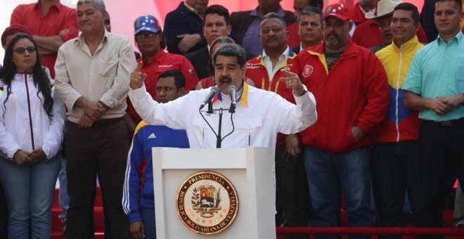 El presidente de Venezuela, Nicolás Maduro (c), participa en un acto de gobierno este lunes, en Caracas (Venezuela), para celebrar el primer aniversario de las elecciones de Venezuela, de las que el presidente Nicolás Maduro se proclamó ganador, y que no