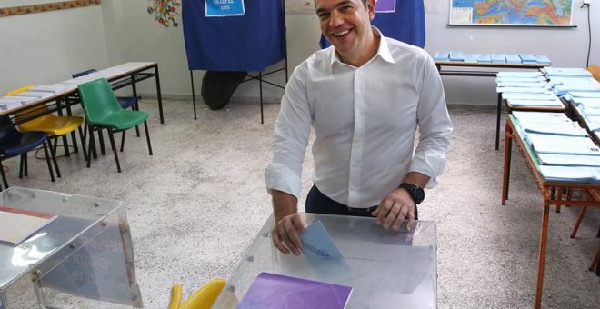 Alexis Tsipras votando para las elecciones europeas. EFE/EPA/ORESTIS PANAGIOTOU