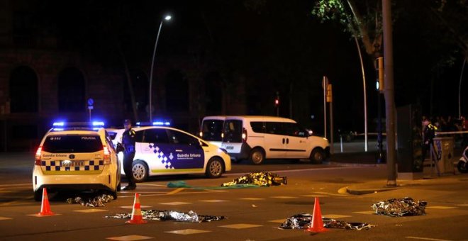 Un conductor de una bicicleta que se dedicaba al reparto de comida a domicilio ha fallecido esta noche en el centro de Barcelona al ser atropellado por un camión del servicio de limpieza.