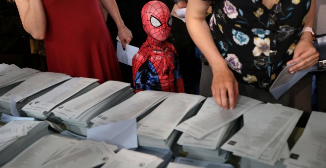 Un niño con un disfraz de Spiderman junto a una mesa de votación para las elecciones del 26 de mayo de 2019 en Madrid | REUTERS/ Susana Vera