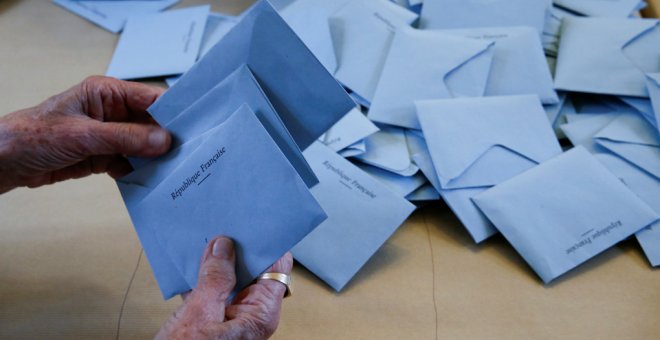 Sobres con las papeletas de las elecciones al Parlamento Europeo, en un colegio electoral en Cambrai (Francia). REUTERS/Pascal Rossignol
