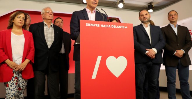 El presidente del Gobierno en funciones, Pedro Sánchez (c), valora los resultados electorales del 26-M en la sede del PSOE en Madrid. EFE/JuanJo Martín