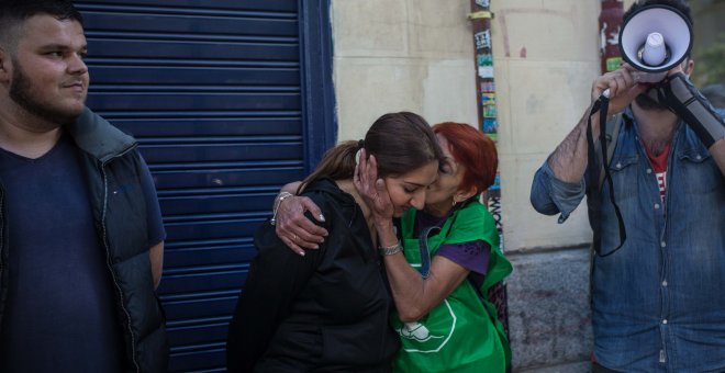 Miriam Fernández celebra con los activistas por el derecho a la vivienda la paralización sin fecha de su desahucio en la calle Argumosa de Lavapiés, en Madrid, donde vive con su marido y sus dos hijos menores desde hace seis años.- JAIRO VARGAS