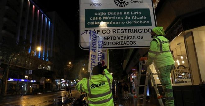 Operarios colocan señales de Madrid Central | Archivo