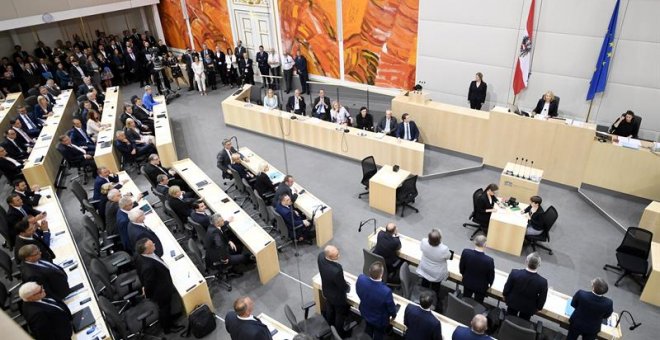 Miembros del parlamento austriaco, votan una moción de censura contra el canciller federal, Sebastian Kurz, este lunes en Viena, Austria. EFE