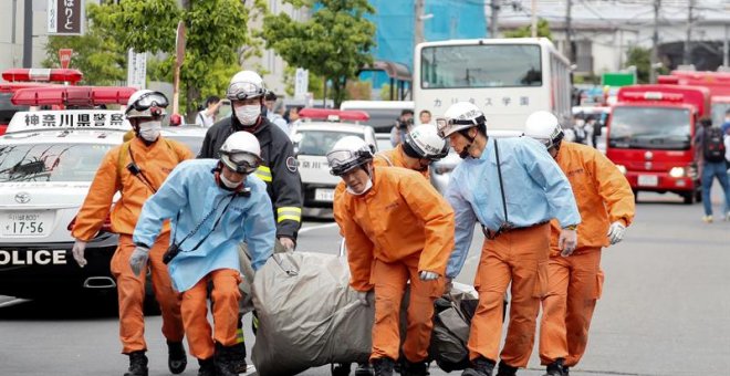 Miembros de los equipos de rescate mueven material este martes en el lugar donde se ha perpetrado un ataque con arma blanca, en la localidad de Kawasaki, al sur de Tokio. - EFE