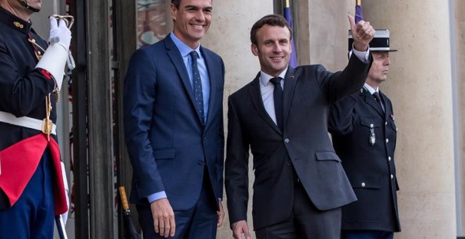El presidente francés, Emmanuel Macron (d), recibe al presidente del Gobierno español, Pedro Sánchez, en una reunión en el Palacio del Elíseo en París. EFE/CHRISTOPHE PETIT TESSON