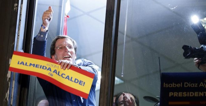 El candidato del PP al Ayuntamiento de Madrid, José Luis Martínez-Almeida, celebra los resultados electorales en la sede de los populares. - EFE