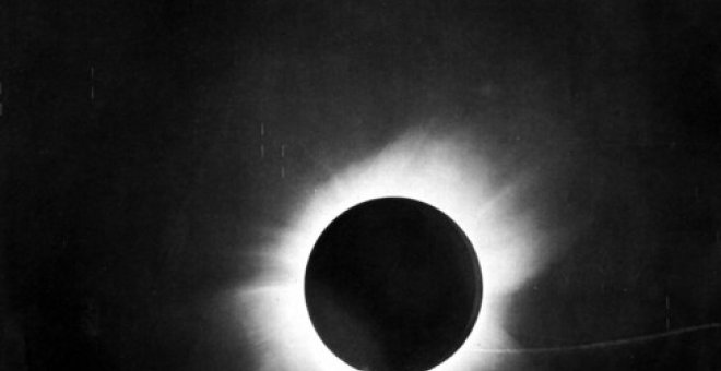 Imagen del eclipse de 1919 tomada por Dyson, Eddington y Davidson. Wikipedia