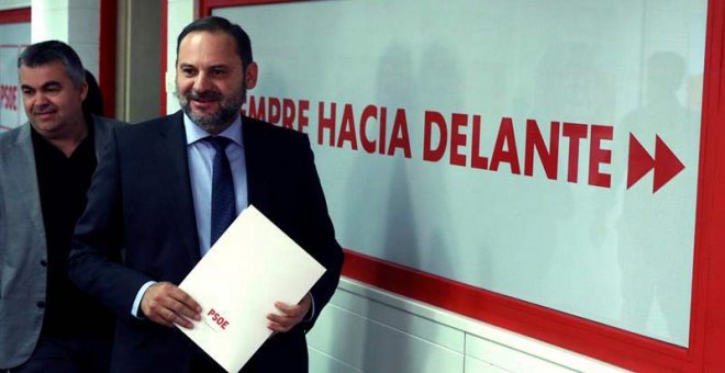 El ministro de fomento en Funciones y secretario de área de Organización del PSOE, José Luis Ábalos, en una comparecencia en la sede del PSOE. (KIKO HUESCA | EFE)