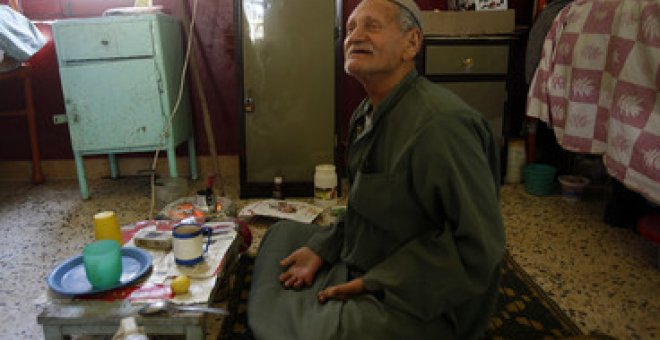 Un hombre egipcio que sufre de lepra hace té junto a su cama en la colonia de leprosos de Abu Zabal. Foto: Asmaa Waguih / REUTERS