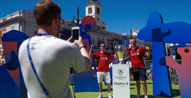 Llegada del trofeo de la UEFA Champions League a la Puerta del Sol de Madrid, durante la ceremonia de apertura del UEFA Champions Festival, un evento anual que tiene lugar en la ciudad sede de la final de la UEFA Champions League en los días que giran en