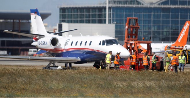 Un accidente de una avioneta privada cuando aterrizaba en el aeropuerto de Alicante. EFE