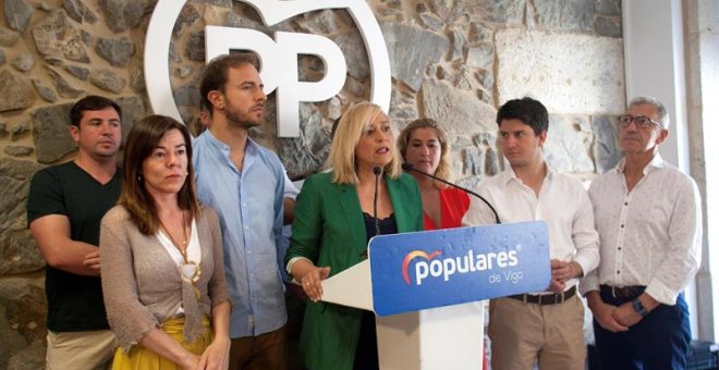 La candidata del PP a la alcaldía de Vigo, Elena Muñoz, ha anunciado hoy su renuncia a su acta de concejal y su dimisión como presidenta del partido a nivel local. / EFE