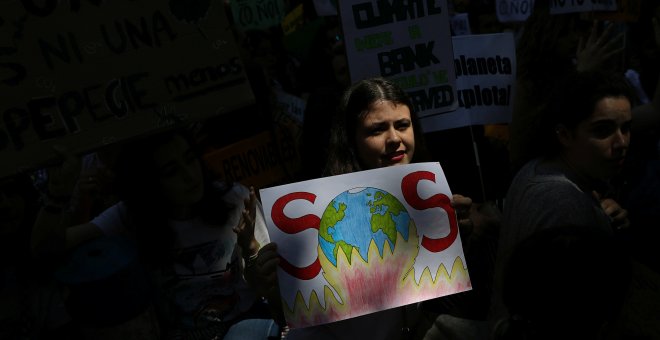 Los manifestantes participan en una marcha convocada por el movimiento "Fridays For the Future" contra el cambio climático en Madrid./REUTERS