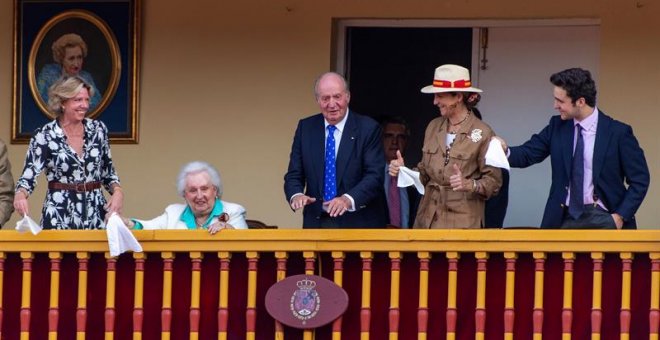 El rey Juan Carlos asiste a la plaza de toros de Aranjuez junto a su hija. EFE