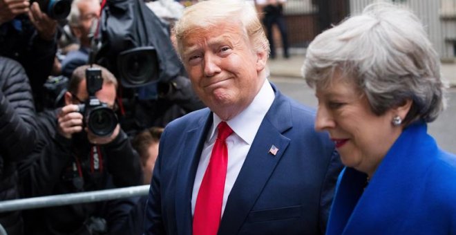 La primera ministra británica, Theresa May, y el presidente de Estados Unidos, Donald Trump, salen del 10 de Downing Street. - EFE