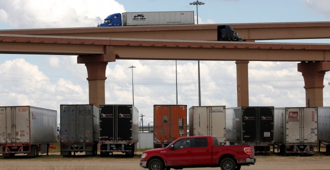 Los camiones se ven en una intersección del puente cerca de la frontera del World Trade Bridge, en Laredo, México. Reuters