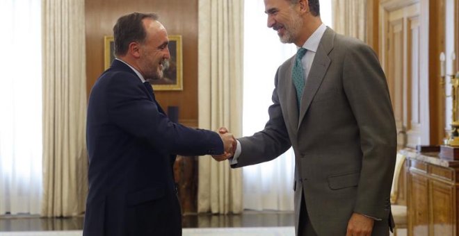 El rey Felipe VI saluda al presidente de Unión del Pueblo Navarro (UPN), José Javier Esparza Abaurrea, esta mañana en el Palacio de la Zarzuela, durante la ronda de consultas con los dirigentes de los partidos políticos con representación parlamentaria pa