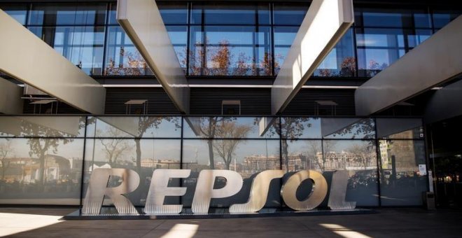 El logo de Repsol en la entrada de su sede en Madrid. REUTERS