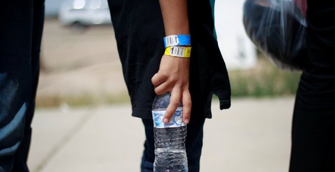 17/05/2019 - Un migrante con una botella de agua en la frontera entre Estados Unidos y México. / REUTERS - JOSE LUIS GONZALEZ