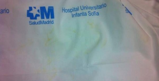 Imagen de archivo de una sábana con manchas suministrada por la lavandería central al Hospital Clínico./ MOVIMIENTO ASAMBLEARIO DE TRABAJADORES DE LA SANIDAD