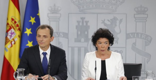 Los ministros Pedro Duque e Isabel Celaá, tras un Consejo de Ministros. /EFE