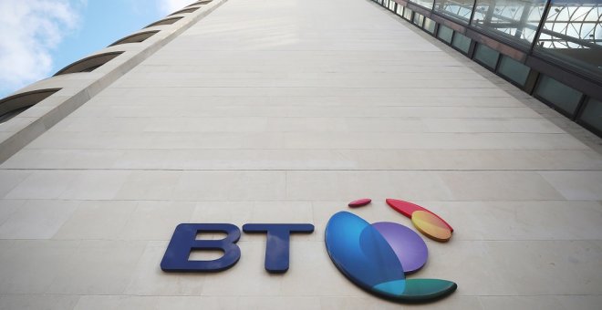 El logo de la operadora de telecomunicaciones británica BT en su sede en Londres. REUTERS/Hannah McKay