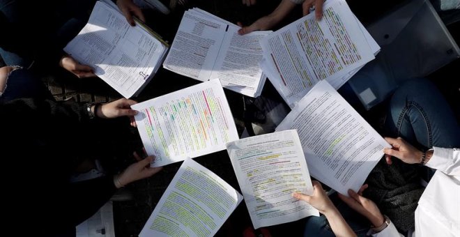 Un grupo de estudiantes repasan los últimos apuntes antes de entrar a las aulas de la Universidad Publica de Navarra (UPNA). - EFE