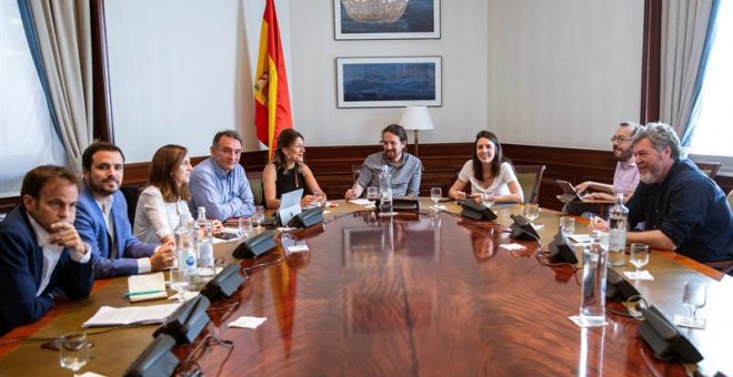 El secretario general de Podemos, Pablo Iglesias, junto a otros dirigentes de Podemos de las confluencias y de Izquierda Unida, durante la reunión de la mesa política Confederal para las negociaciones de Gobierno, este viernes en Madrid. EFE/Rodrigo Jimén