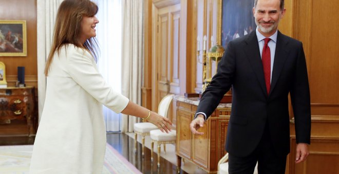 El rey Felipe VI saluda a la diputada de JxCat en el Congreso, Laura Borràs, en el Palacio de la Zarzuela, durante la ronda de consultas para designar candidato a la investidura. EFE/Chema Moya